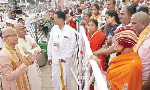 Tirumala Temple: ईओ, एडिशनल ईओ ने माडा की सड़कों का निरीक्षण किया