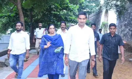 Andhra: मंत्री कोंडापल्ली ने महोत्सव स्थलों का निरीक्षण किया Andhra: मंत्री कोंडापल्ली ने महोत्सव स्थलों का निरीक्षण किया