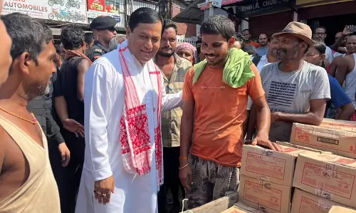 Assam : केंद्रीय मंत्री सर्बानंद सोनोवाल ने डिब्रूगढ़ में रिक्शा और ठेला चालकों से मुलाकात