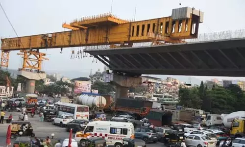 Pune: कटराज चौक पर फ्लाईओवर निर्माण के कारण यातायात की समस्या बढ़ी