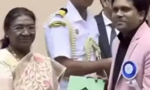 दमन को सर्वश्रेष्ठ ओडिया फिल्म की ट्रॉफी