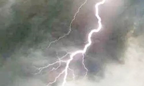 युवक आया गाज की चपेट में, ग्रामीणों ने इलाज के लिए किया गोबर का इस्तेमाल, हालत नाजुक