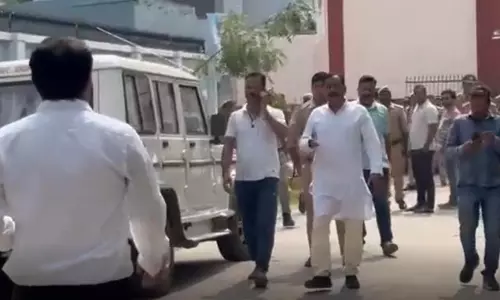 देखती रह गई पुलिस, पिट गए विधायक जी