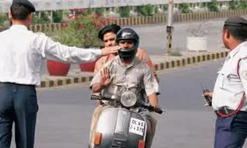 Helmet नहीं पहना था ट्रैफिक पुलिस ने 101,000 रुपये की चालान
