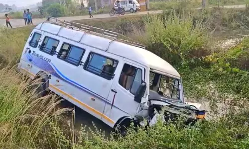 गड्ढे में जा गिरी विदेशी पर्यटकों से भरी बस, 8 घायल, तीन की हालत गंभीर