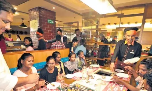 Odisha: दान उत्सव के तहत झुग्गी-झोपड़ियों के बच्चों ने लिया लजीज लंच का लुत्फ