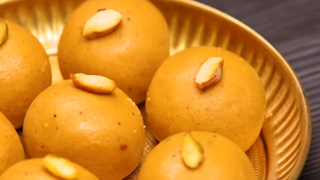 Besan laddu: नवरात्रि में माँ कालरात्रि को लगाए दानेदार बेसन के लड्डू का भोग Besan laddu: नवरात्रि में माँ कालरात्रि को लगाए दानेदार बेसन के लड्डू का भोग