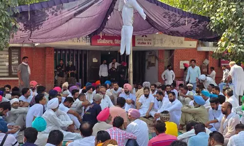 Punjab कांग्रेस प्रमुख ने नामांकन खारिज होने पर जताया विरोध, सड़क पर बिताई रात Punjab कांग्रेस प्रमुख ने नामांकन खारिज होने पर जताया विरोध, सड़क पर बिताई रात