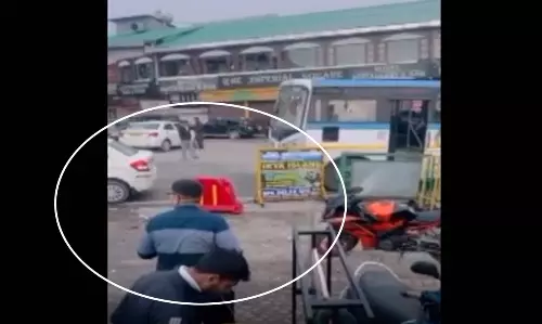चाय में थूकता दिखा दुकानदार, पुलिस ने दो युवकों के खिलाफ दर्ज किया मुकदमा चाय में थूकता दिखा दुकानदार, पुलिस ने दो युवकों के खिलाफ दर्ज किया मुकदमा
