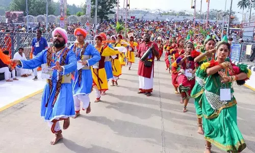 Brahmotsavam: उत्तर भारतीय कलाकारों ने अनूठी कला प्रस्तुत की Brahmotsavam: उत्तर भारतीय कलाकारों ने अनूठी कला प्रस्तुत की