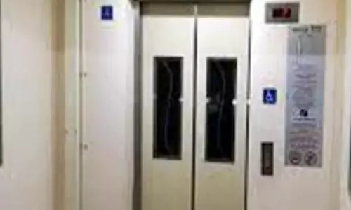 Ghaziabad: लिफ्ट में पिता-पुत्र सहित तीन लोग फंसे रहे Ghaziabad: लिफ्ट में पिता-पुत्र सहित तीन लोग फंसे रहे
