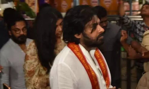 Vijayawada: पवन कल्याण ने कनक दुर्गा मंदिर का दौरा किया Vijayawada: पवन कल्याण ने कनक दुर्गा मंदिर का दौरा किया