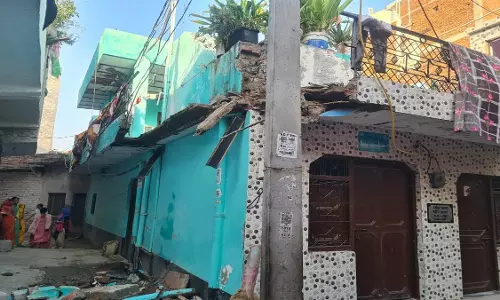 Ghaziabad: चमन विहार कॉलोनी में मकान का छज्जा गिरने से एक महिला की मौत हुई