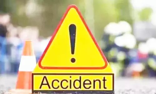 2 लोगों के टूटे पैर, कार और बाइक की हुई भिड़ंत