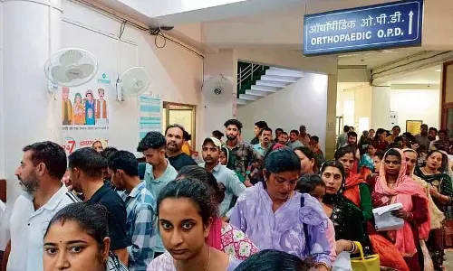 Tanda Medical कॉलेज में बेड की कमी, मरीज परेशान