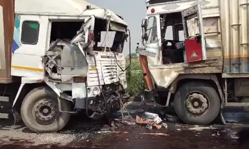 Dehradun: विकासनगर में दो ट्रक की आमने सामने भिड़ंत, तीन लोग घायल Dehradun: विकासनगर में दो ट्रक की आमने सामने भिड़ंत, तीन लोग घायल