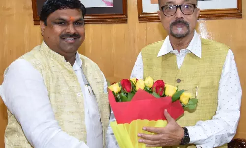 राज्यपाल रमेन डेका से दुर्ग विधायक गजेंद्र यादव ने की सौजन्य भेंट राज्यपाल रमेन डेका से दुर्ग विधायक गजेंद्र यादव ने की सौजन्य भेंट