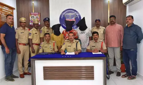 Karimnagar में तीन चेन स्नैचर गिरफ्तार Karimnagar में तीन चेन स्नैचर गिरफ्तार