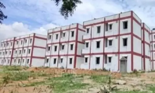 मड फोर्ट 2BHK में आवास आवंटन में देरी को लेकर निवासियों ने किया विरोध प्रदर्शन