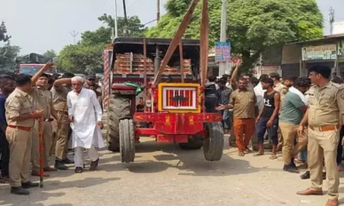 Meerut: ईट से भरे ट्रैक्टर ने बाइक सवार को मारी टक्कर Meerut: ईट से भरे ट्रैक्टर ने बाइक सवार को मारी टक्कर