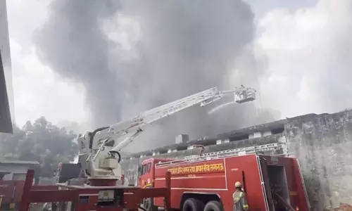 UP: इलेक्ट्रिक गोदाम में भीषण आग UP: इलेक्ट्रिक गोदाम में भीषण आग