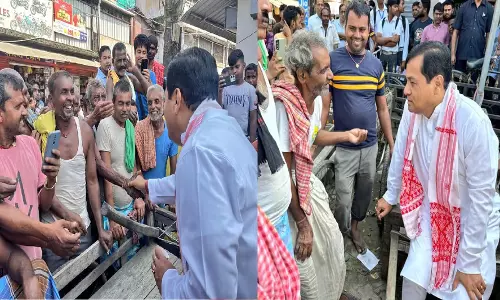 Assam : डिब्रूगढ़ में श्रमिक मजदूरों के साथ बांटी रोटी