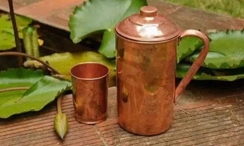 तांबे के बर्तन में रखा पानी वास्तव में स्वास्थ्य लाभ पहुंचाता तांबे के बर्तन में रखा पानी वास्तव में स्वास्थ्य लाभ पहुंचाता