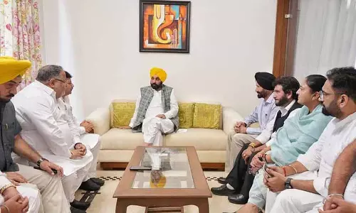 Mann ने स्थानीय नेताओं से मुलाकात की Mann ने स्थानीय नेताओं से मुलाकात की