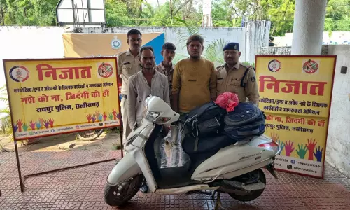 रेलवे स्टेशन रोड में चलते-फिरते गांजा बेचते 3 तस्कर गिरफ्तार