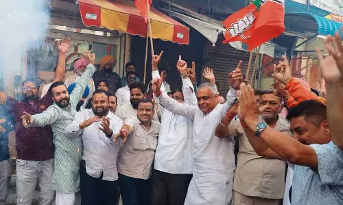 Haryana चुनाव में जीत का जश्न मना रहे भाजपा नेता