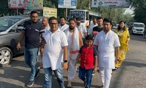 Meerut: जीएसटी अधिकारी के उत्पीड़न के खिलाफ पैदल मार्च निकाला Meerut: जीएसटी अधिकारी के उत्पीड़न के खिलाफ पैदल मार्च निकाला