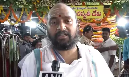 Andhra Pradesh: मूल नक्षत्रम पर कनक दुर्गा मंदिर में भक्तों की भीड़ उमड़ी Andhra Pradesh: मूल नक्षत्रम पर कनक दुर्गा मंदिर में भक्तों की भीड़ उमड़ी