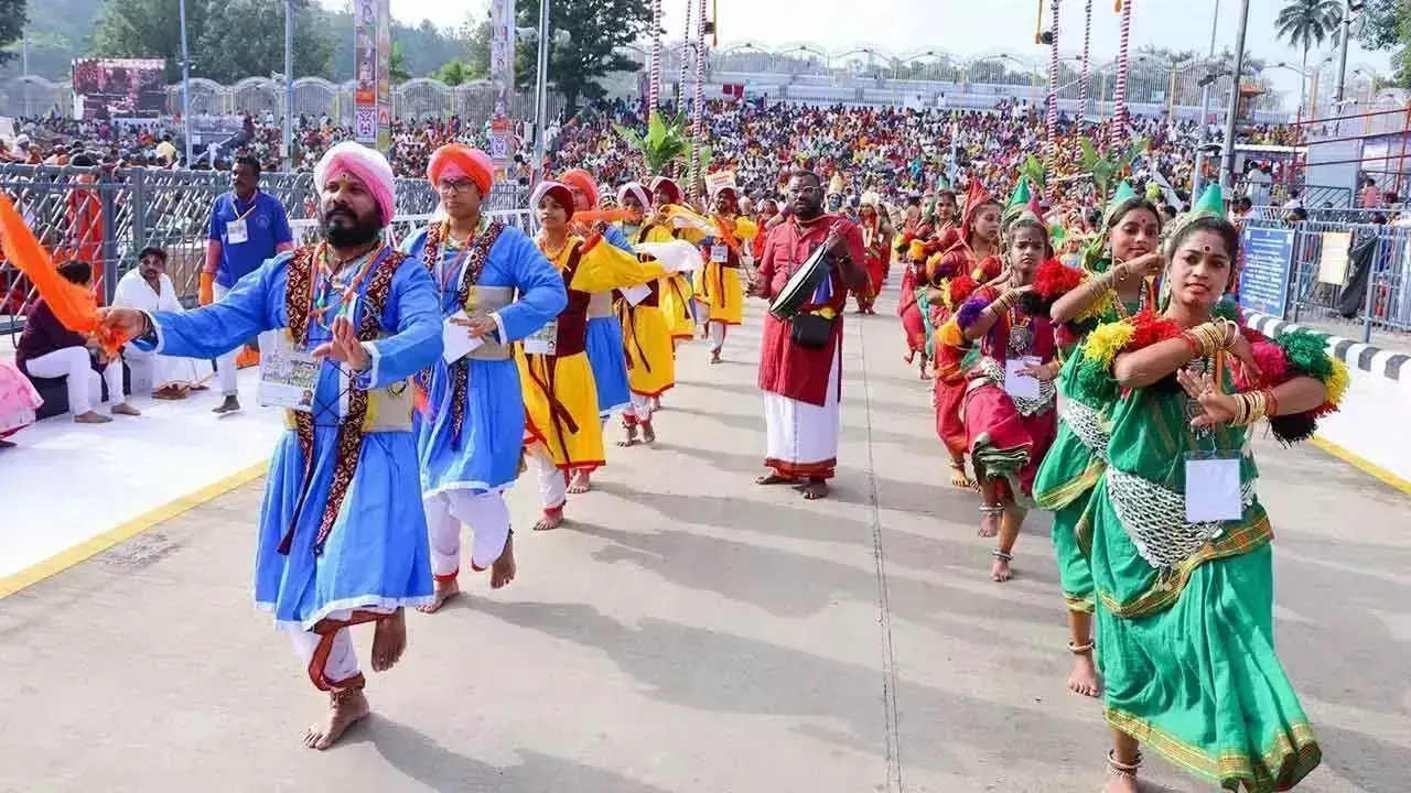 Brahmotsavam: उत्तर भारतीय कलाकारों ने पेश की अनूठी कलाएं Brahmotsavam: उत्तर भारतीय कलाकारों ने पेश की अनूठी कलाएं