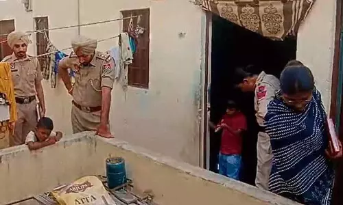 Ludhiana: चार साल की बच्ची के साथ दुष्कर्म, तीसरी मंजिल से फेंका Ludhiana: चार साल की बच्ची के साथ दुष्कर्म, तीसरी मंजिल से फेंका