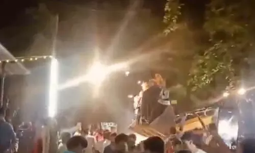 रामलीला मंचन के दौरान JCB बेकाबू, वीडियो में देखें फिर क्‍या हुआ