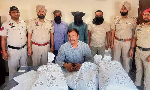 Ludhiana: 13 किलो गांजा के साथ 2 किसान और विक्रेता गिरफ्तार Ludhiana: 13 किलो गांजा के साथ 2 किसान और विक्रेता गिरफ्तार