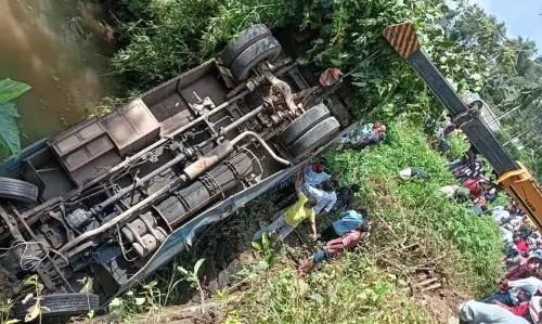 KERALA :  कोझिकोड में केएसआरटीसी की बस नदी में गिरी दो की मौत