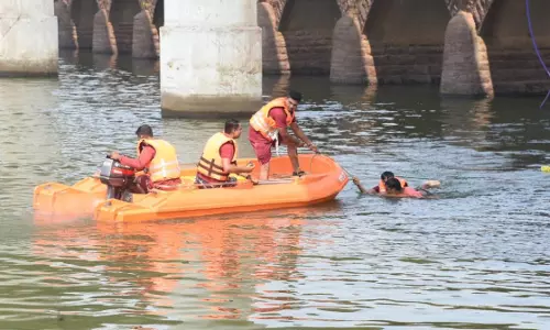 बाढ़ आपदा से बचाव के लिए NDRF ने किया शिवनाथ नदी में मॉकड्रिल बाढ़ आपदा से बचाव के लिए NDRF ने किया शिवनाथ नदी में मॉकड्रिल
