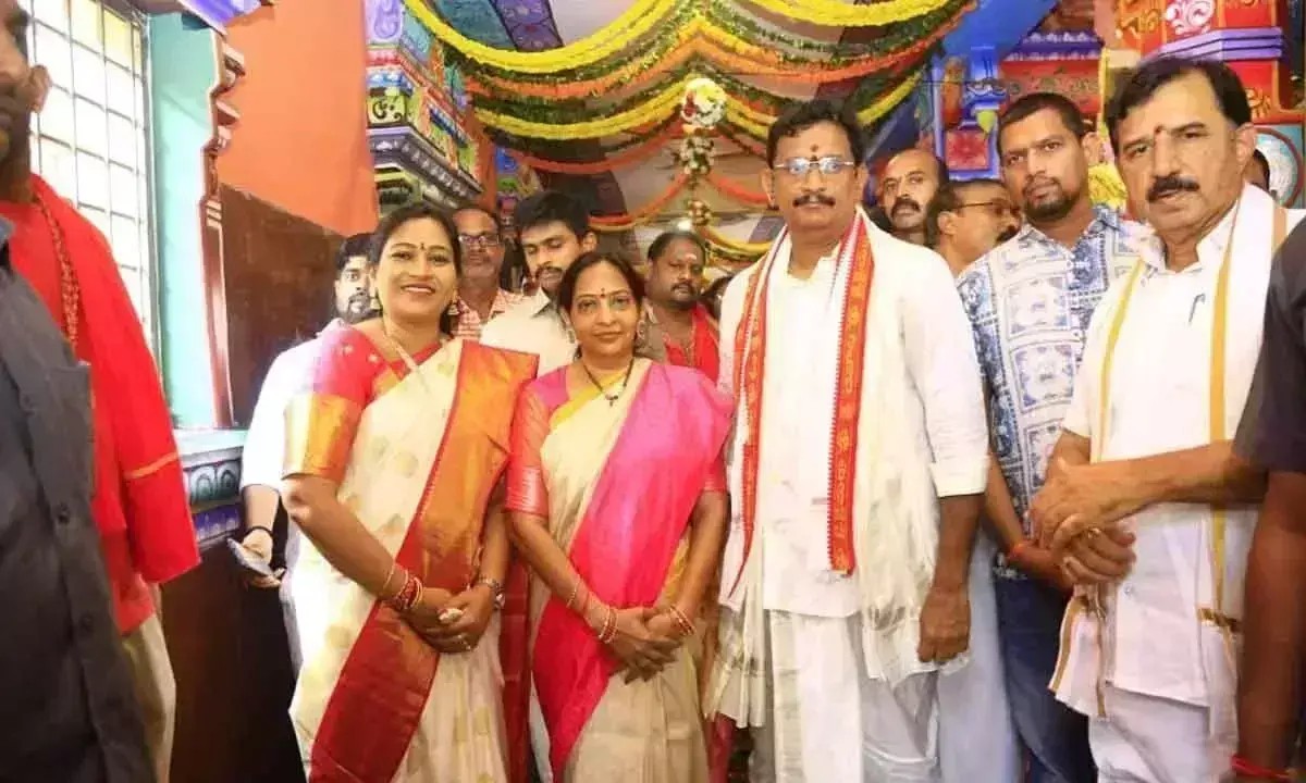 Vijayawada के सांसद केसिनेनी शिवनाथ ने कनकदुर्गा मंदिर का दौरा किया Vijayawada के सांसद केसिनेनी शिवनाथ ने कनकदुर्गा मंदिर का दौरा किया