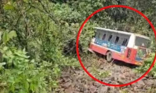Raigarh: 50 फीट गहरी खाई में गिरी एसटी बस, आठ महिलाएं घायल Raigarh: 50 फीट गहरी खाई में गिरी एसटी बस, आठ महिलाएं घायल