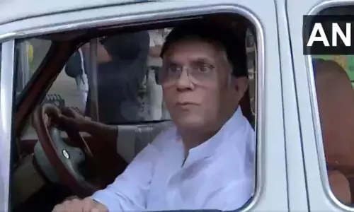 कांग्रेस नेता पवन खेड़ा चुनाव आयोग कार्यालय पहुंचे