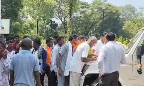 पिकअप पर पड़ी कलेक्टर की नजर, सवार थे 40 ग्रामीण, खुद काट दिया चालान