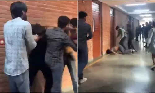 Amity University में महिला मित्र को लेकर दो छात्र गुटों में जमकर मारपीट, VIDEO वायरल Amity University में महिला मित्र को लेकर दो छात्र गुटों में जमकर मारपीट, VIDEO वायरल
