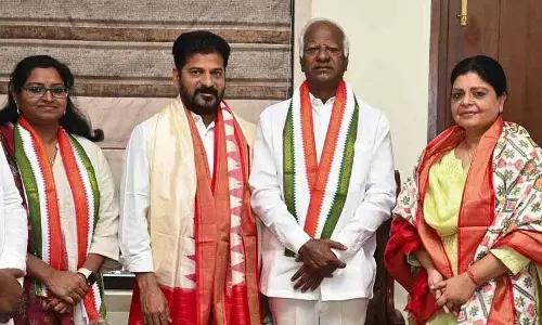 Telangana: कांग्रेस ने दलबदलू विधायकों को अयोग्य ठहराने का मामला लटकाया Telangana: कांग्रेस ने दलबदलू विधायकों को अयोग्य ठहराने का मामला लटकाया
