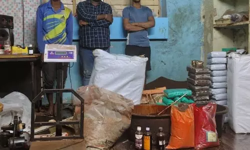 Hyderabad: कोणार्क चाय में मिलावटी पाउडर बेचते पकड़ा गया Hyderabad: कोणार्क चाय में मिलावटी पाउडर बेचते पकड़ा गया