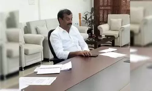 Dubbak MLA कोठा प्रभाकर रेड्डी को घर में नजरबंद किया गया Dubbak MLA कोठा प्रभाकर रेड्डी को घर में नजरबंद किया गया
