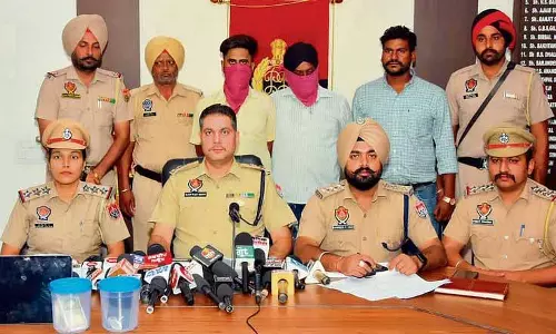 Amritsar: आगंतुक से कीमती सामान छीनने के आरोप में दो लोग गिरफ्तार Amritsar: आगंतुक से कीमती सामान छीनने के आरोप में दो लोग गिरफ्तार