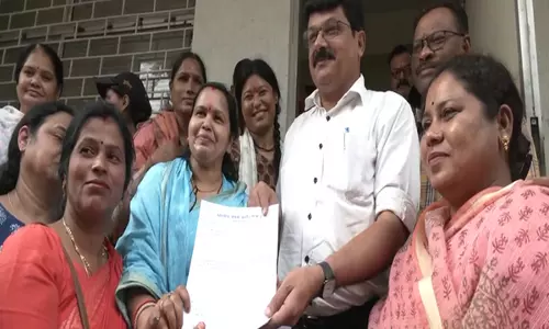 लालड़ी बहना योजना पर हालिया टिप्पणी के बाद महिला BJP नेताओं ने संजय राउत के खिलाफ FIR की मांग की लालड़ी बहना योजना पर हालिया टिप्पणी के बाद महिला BJP नेताओं ने संजय राउत के खिलाफ FIR की मांग की