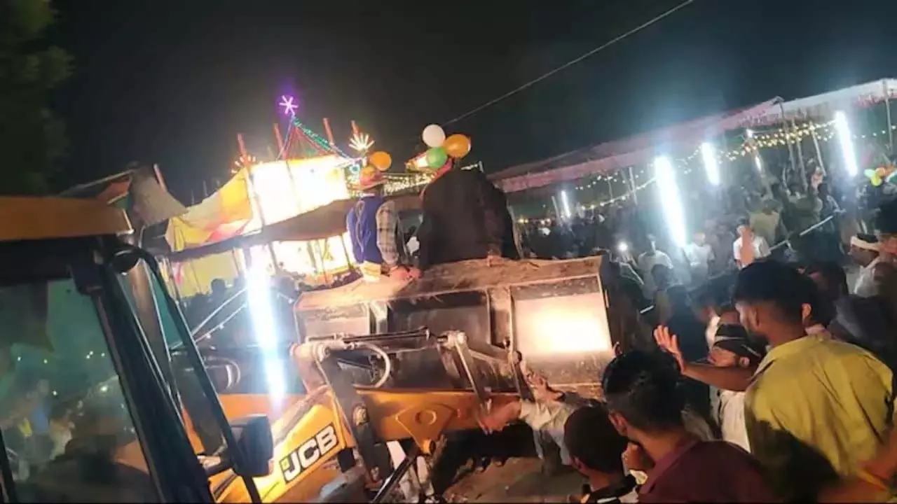 UP News: बड़ा हादसा,बुलडोजर ने कई लोगों को कुचला UP News: बड़ा हादसा,बुलडोजर ने कई लोगों को कुचला