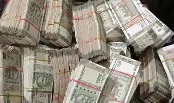 85 लाख कैश और 15 लाख के जेवर जब्त, घोटाले का खुलासा होने पर छापेमारी में मिले 85 लाख कैश और 15 लाख के जेवर जब्त, घोटाले का खुलासा होने पर छापेमारी में मिले